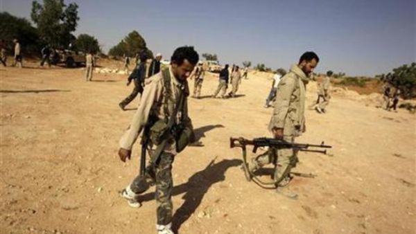 ثوار يتخذون مواقعهم بالقرب من طريق رئيسي مؤدي الى قرية القواليش 