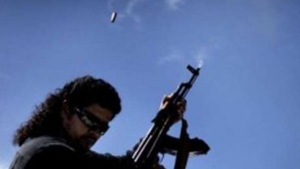 مقاتل مناهض للقذافي يطلق الرصاص في الهواء 