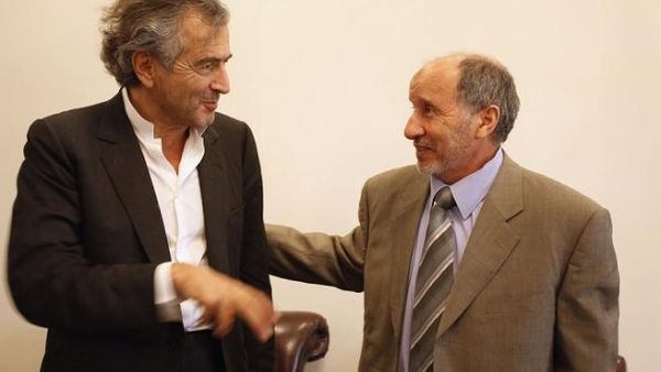 الصهيوني برنارد ليفي برفقة رئيس المجلس الإنتقالي الليبي مصطفى عبد الجليل