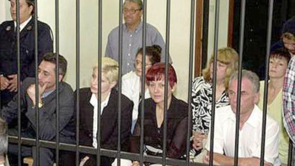 الطبيب والممرضات البلغاريات اثناء المحكمة/ارشيف