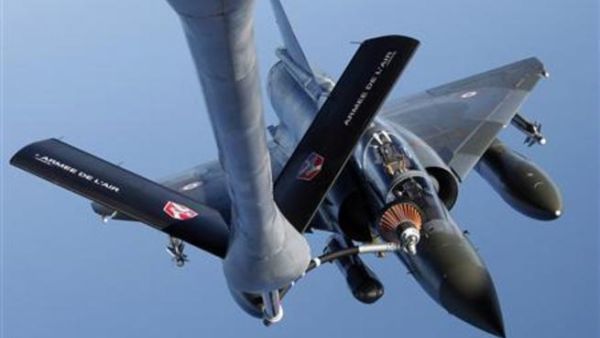 مقاتلة ميراج فرنسية تتزود بالوقود فوق البحر المتوسط
