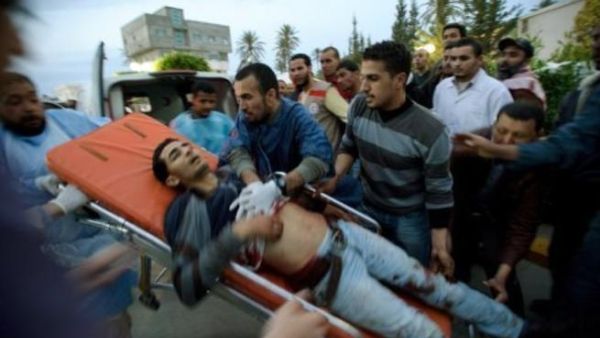 مسعفون يقدمون المساعدة لجريح من الثوار في مصراتة