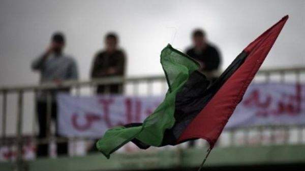 علم المعارضة الليبية التي تتمركز قيادتها في بنغازي شرق البلاد