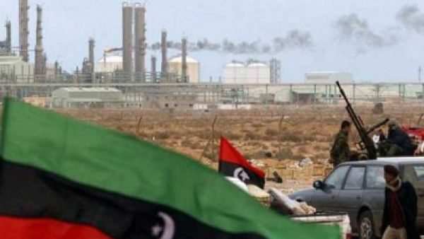 فرض حالة "القوة القاهرة" بالموانئ البحرية كونها تحولت إلى "بؤر" لتهريب النفط ومشتقاته