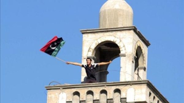  ليبي يرفع علم المعارضة فوق أحد مأذنة مسجد في مدينة الزاوية القريبة من العاصمة طرابلس