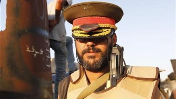 المقاتل الليبي يرتدي قبعة القذافي العسكرية