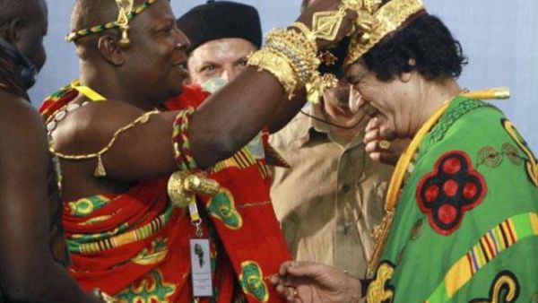 الزعيم الليبي المقتول معمر القذافي يتقلد التاج من أحد زعماء القبائل الإفريقية