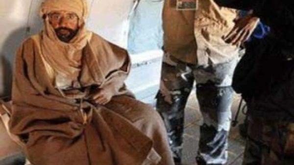 صورة تظهر سيف الإسلام وقد لفت اصابعه بالشاش الابيض