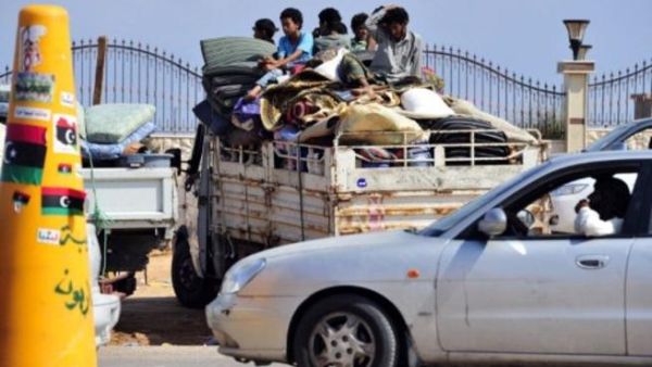 عائلات ليبية هاربة من سرت التي تتعرض لقصف مزدوج من الثوار والأطلسي