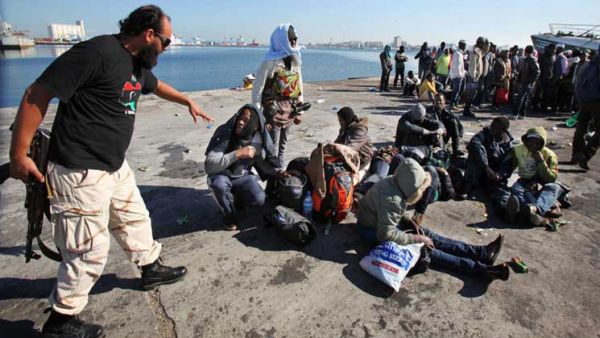 يعبر مهاجرون من دول افريقية الصحراء إلى ليبيا على أمل التمكن من عبور البحر المتوسط إلى ايطاليا
