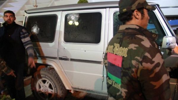 سيارة القنصل الايطالي وقد تعرضت لاظلاق النار/أ.ف.ب