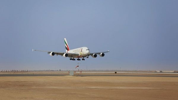  استقبل مطار الملك خالد الدولي اليوم طائرة الإمارات العملاقة الإيرباص A380 في رحلة لمرة واحدة إلى الرياض. ويأتي تشغيل هذه الطائرة مشاركةً من الناقلة للمملكة العربية السعودية احتفالاتها باليوم الوطني.