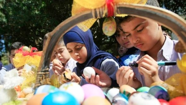 School children in Sidon painting eggs in 2015 at the annual event. (Photo courtesy of The Daily Star)