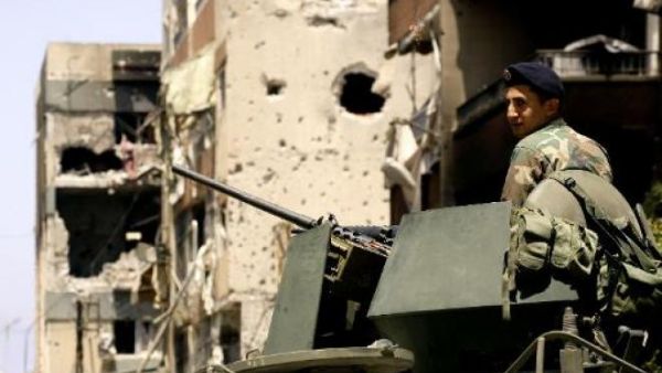 A Lebanese soldier monitors an area in the Abra district of the southern city of Sidon on June 28, 2013. (AFP/Mahmoud Zayyat)