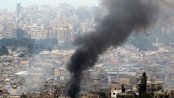 Smoke from clashes rises above Ein el-Hilweh, a Palestinian refugee camp in Sidon, Lebanon, 9 April 2017 (AFP/Mahmoud Zayyat)