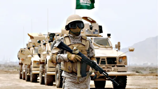 A member of the Saudi forces stands to attention during a presidential visit in Yemen (AFP/File Photo)	