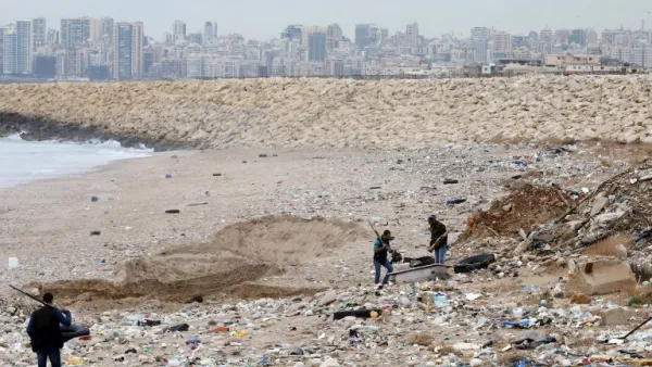 Hunters shoot down seagulls that are attracted by the garbage at the Costa Brava dump, on January 14, 2017 near Beirut's International Airport. (AFP/Anwar Amro)