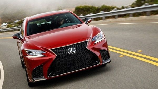 تعتبر «LS500h» الجديدة المعاد تصميمها جذرياً من السيارات الصديقة للبيئة، والتي حققت طلباً جيداً، بفضل السلاسة الرائعة لنظام الدفع فيها، وهدوء قيادتها، وإتقان صناعتها وجودتها، فضلاً عن تصميمها الرائع.