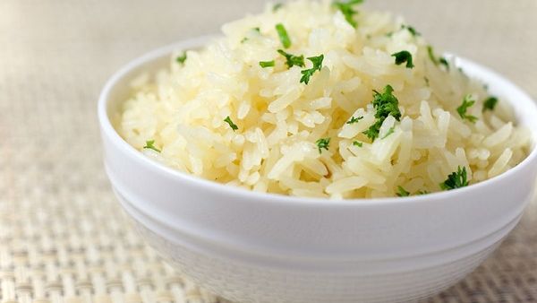الأرز الأبيض. جزء طبيعي من النظام الغذائي اليومي الآسيوي