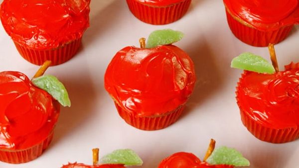 كب كيك التفاح الأحمر