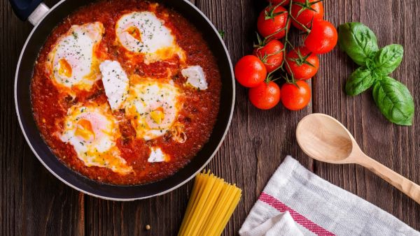 بيض مقلي بالفلفل الحار والطماطم