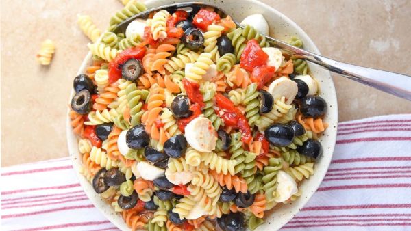 سلطة المعكرونة الملونة للربيع