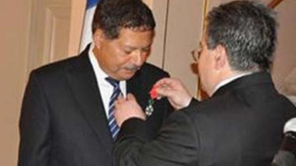 أحمد زويل يحصل على وسام الشرف برتبة "فارس"