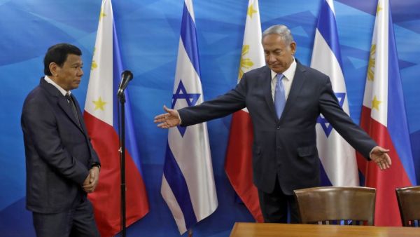 Israeli Prime Minister Benjamin Netanyahu (R) gestures to the president of the Philippines Rodrigo Duterte (L) during their meeting in Jerusalem September 3, 2018. 
RONEN ZVULUN / POOL / AFP