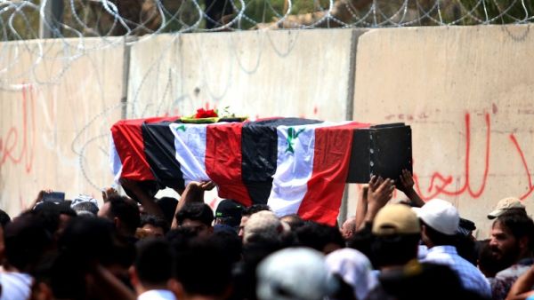 Iraqi protestors carry the coffin of a man, that family and Human rights activists claim was killed by bullet shots during the previous day Haidar MOHAMMED ALI / AFP