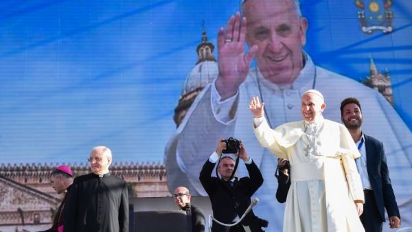Pope Francis (R) waves as he arrives on stage for a meeting with youth on Piazza Politeama in Palermo on September 15, 2018, during his one-day visit on the occasion of the 25th anniversary of the killing by the mafia of Sicilian priest Pino Puglisi. 
Andreas SOLARO / AFP