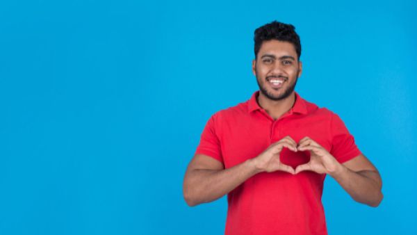 قد يظهر رجل العقرب للكل بأنه غير عاطفي ولكنه في الحقيقة هو غير ذلك
