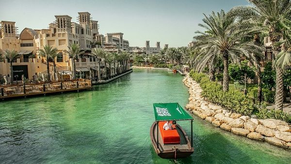 يمكن للزوار الانطلاق في جولة ساحرة على متن قوارب العبرة بين الممرات المائية المتعرجة في مدينة جميرا.