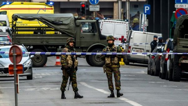Soliders block the entrance to the Maelbeek metro station. (AFP/Philippe Huguen)