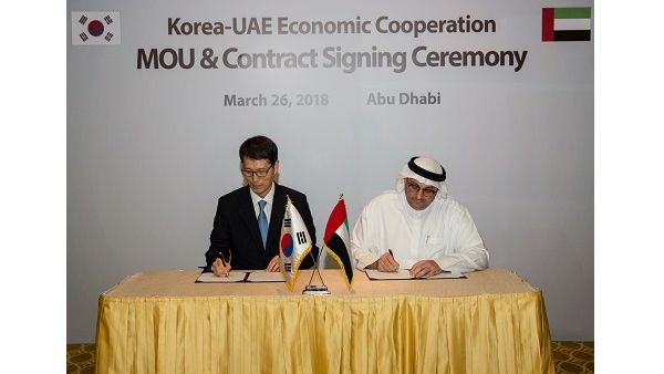 Mohamed Jameel Al Ramahi, Masdar’s Chief Executive Officer, and Dr. Nam Hoon Kang, President and CEO of KEA during the signing ceremony.