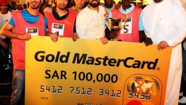 Fahad Bahdailah, Marketing Manager of MasterCard Bahrain and Saudi Arabia with artist Qusai presenting the grand prize to the winning team Fahad Bahdailah, Marketing Manager of MasterCard Bahrain and Saudi Arabia with artist Qusai presenting the grand prize to the winning team