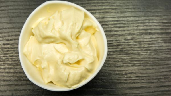 المايونيز فهو يستخدم لجعل الشعر قوي وناعم ولامع لاحتوائه على البرويتن