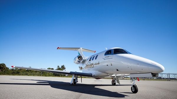 أكاديمية الإمارات لتدريب الطيارين تتسلم أول طائرة "إمبراير فينوم EV100"