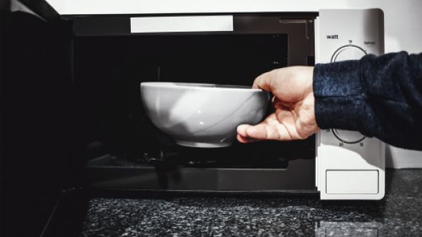 يعد فرن الميكروويف مرتعاً للبكتيريا والجراثيم بسبب كثرة الاستخدام

