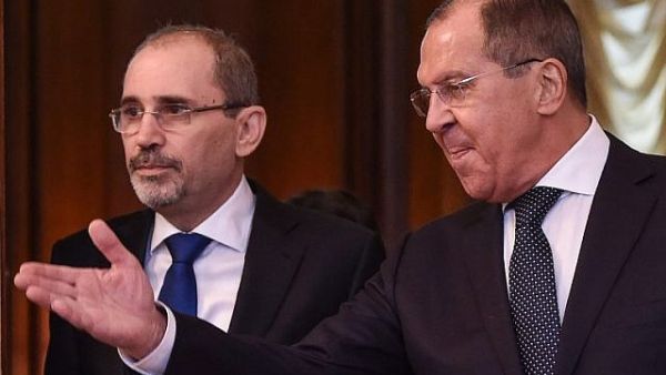 Russian Foreign Minister Sergei Lavrov (R) shows the way to his Jordanian counterpart Ayman Safadi during a meeting in Moscow. (AFP)