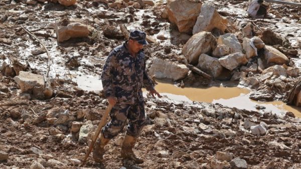 A member of a Jordanian rescue team searches for missing persons following flash floods in the city of Madaba near the capital Amman on November 10, 2018. (KHALIL MAZRAAWI / AFP)