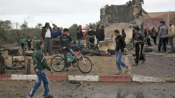Palestinians stand next to the remains of a building, that was destroyed following an Israeli air strike, in Khan Yunis in the southern Gaza Strip on November 12, 2018. (SAID KHATIB / AFP)