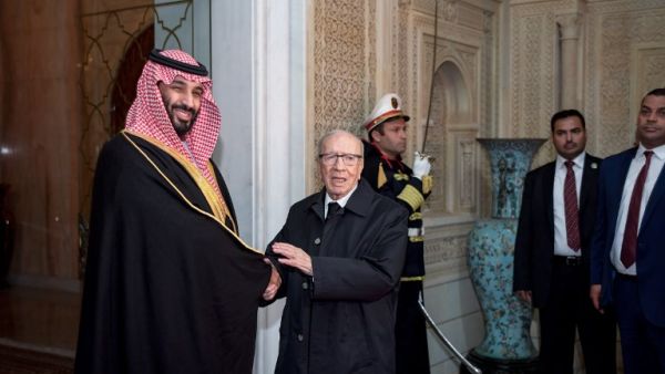 Tunisian President Beji Caid Essebsi (C) shakes hands with Saudi Arabia's Crown Prince Mohammed bin Salman (L) upon the latter's arrival at the presidential palace in the capital Tunis on November 27, 2018. (Fethi Belaid / AFP)
