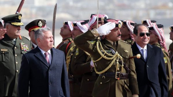 King Abdullah II of Jordan (L) and Egyptian President Abdel Fattah al-Sisi review an honour guard upon Sisi's arrival at Marka International Aiport, in the Jordanian capital Amman on January 13, 2018.(AFP)