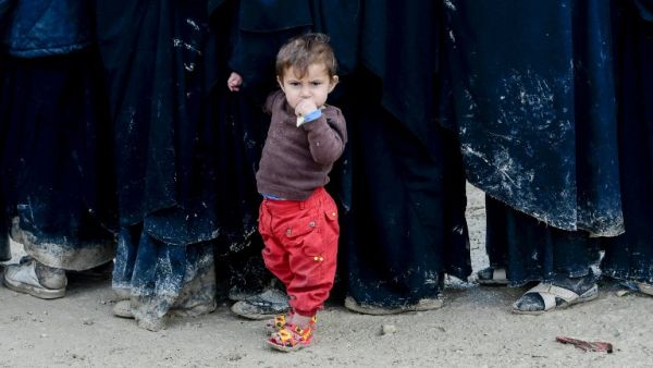 A child stands in queue in al-Hol camp which houses relatives of Islamic State (IS) group members, in al-Hasakeh governorate in northeastern Syria on March 28, 2019. (GIUSEPPE CACACE / AFP)