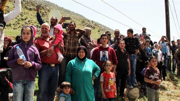 Syrian refugees wait in the southern Lebanese village of Shebaa, before returning home to their village of Beit Jinn southwest of Damascus. (AFP photo)
