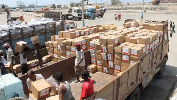Yemeni workers unload Emirati medical aid boxes in Aden. (AFP)