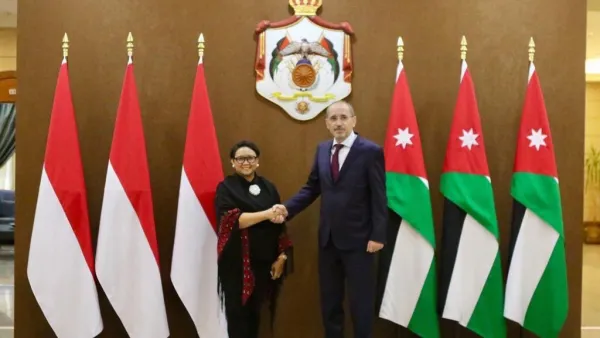 Foreign Minister Ayman Safadi (left) with the Indonesian counterpart Retno Marsudi on Tuesday in Amman (Twitter/ @AymanHsafadi)