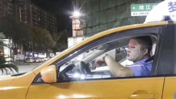 A cab driver in China was suspended after he was spotted wearing a skincare mask during his work hours.(Twitter)