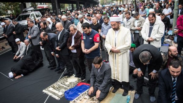 Muslims take part in Friday prayers in Berlin on September 19, 2014 as part of the nationwide event “Muslims against hatred and injustice”. (AFP/Maja Hitij)