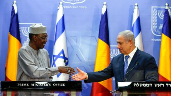 Israeli Prime Minister Benjamin Netanyahu (R) shakes hands with Chadian President Idriss Deby Itno at a joint statements in Jerusalem November 25, 2018 (AFP)